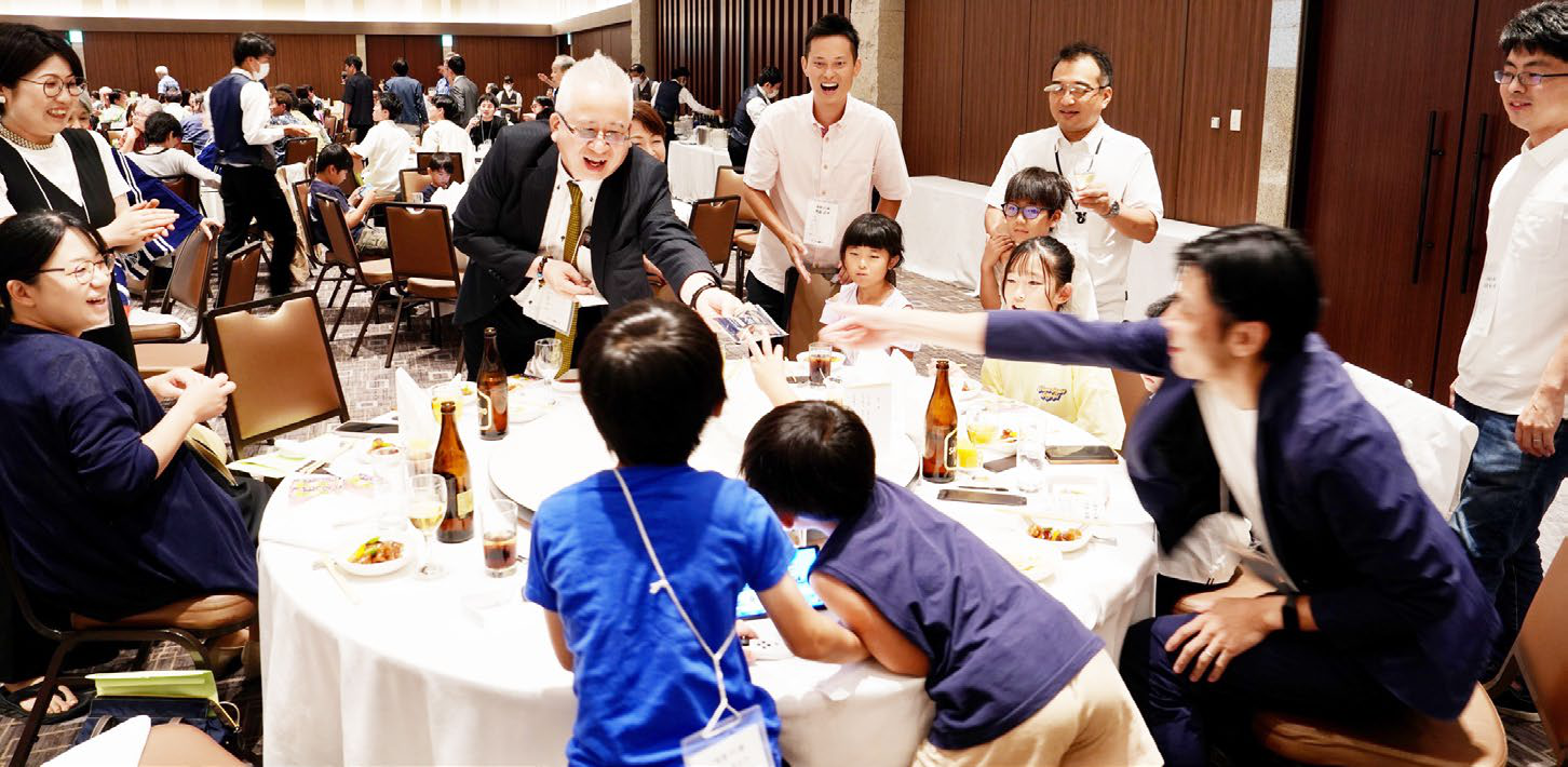2025年総会・懇親会での歓談の様子